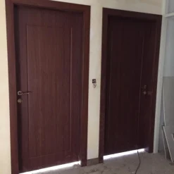 درب داخلی MDF با روکش چوبی رنگ گردویی کد 30233 3 درب داخلی MDF روکش چوبی رنگ گردویی | خرید درب اتاق لوکس از فانوس دیزاین