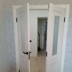 درب سفید دولنگه با شیشه طرح‌دار | مدل لوکس داخلی فانوس دیزاین کد 30516