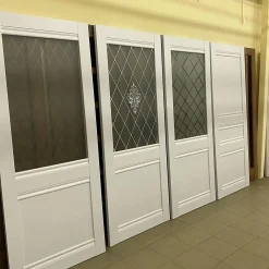 درب اتاقی سفید شیشه‌دار مدل کلاسیک طرح الماسی