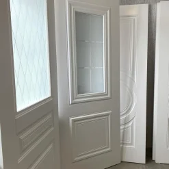 درب داخلی سفید با شیشه مشبک طرح الماس کد 30613 7 White interior door 1 1 | فانوس دیزاین تولید کننده انواع درب اتاق ، ضد سرقت، درب ورودی و ضد آل