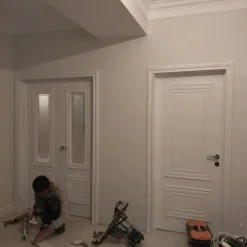 درب داخلی سفید مدل کلاسیک مدرن با پنل برجسته کد 30518 3 White interior door 2 | فانوس دیزاین تولید کننده انواع درب اتاق ، ضد سرقت، درب ورودی و ضد آل