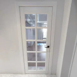 درب داخلی سفید با پنجره‌های شیشه‌ای مشبک کد 30520