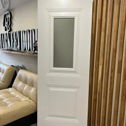 درب داخلی سفید با پنل شیشه‌ای مات