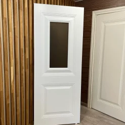 درب داخلی سفید با پنل شیشه‌ای مات