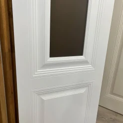 درب داخلی سفید با پنل شیشه‌ای مات