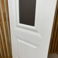 درب داخلی سفید با پنل شیشه‌ای مات