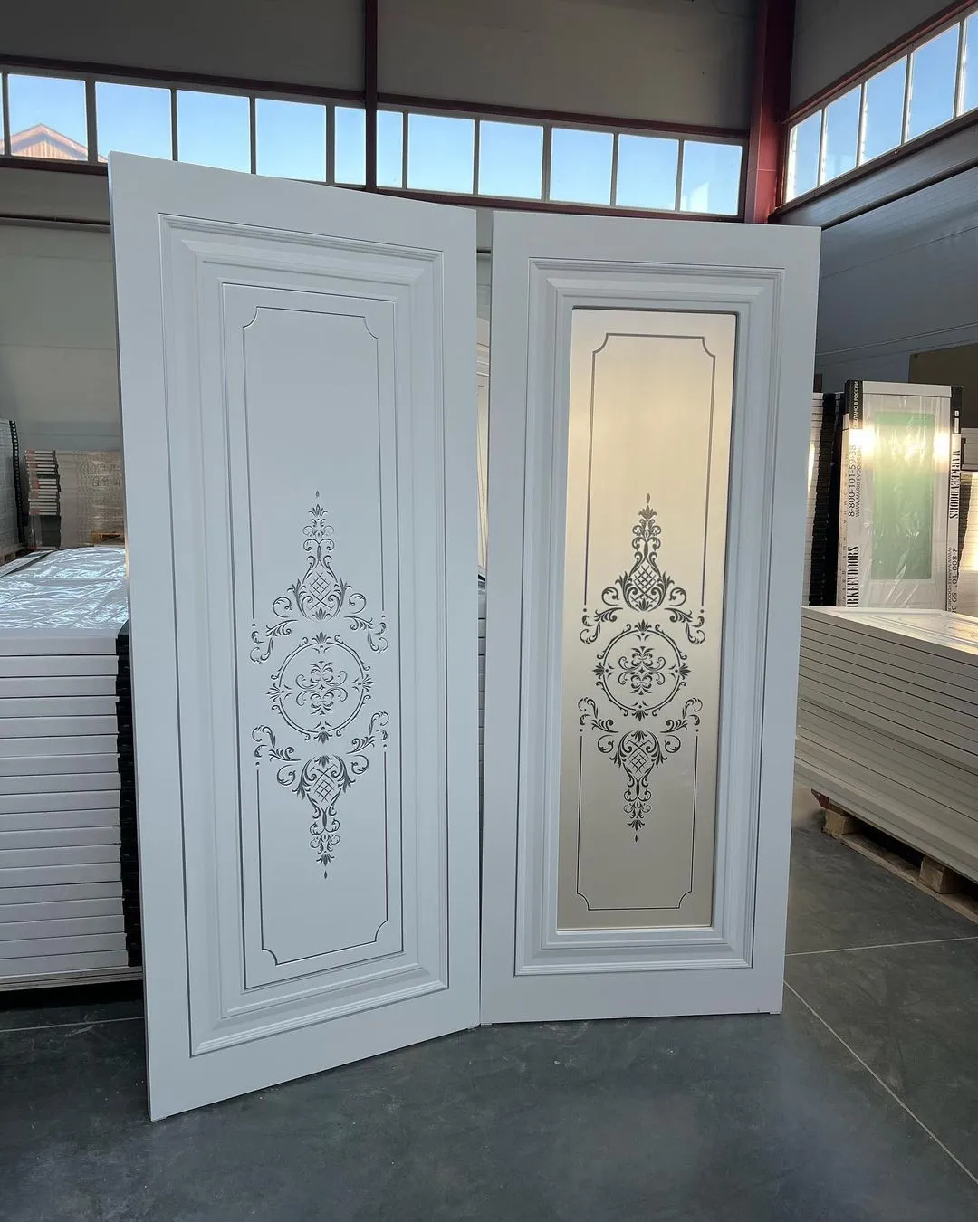 درب لوکس سفید با طراحی کلاسیک و شیشه سندبلاست کد 30563 7 درب لوکس سفید با طراحی کلاسیک و شیشه سندبلاست کد 30563