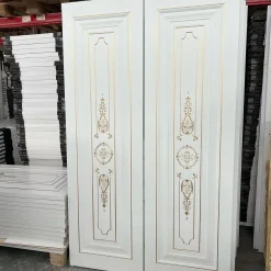 درب لوکس سفید با نقش برجسته طلایی مدل کلاسیک سلطنتی کد 30595