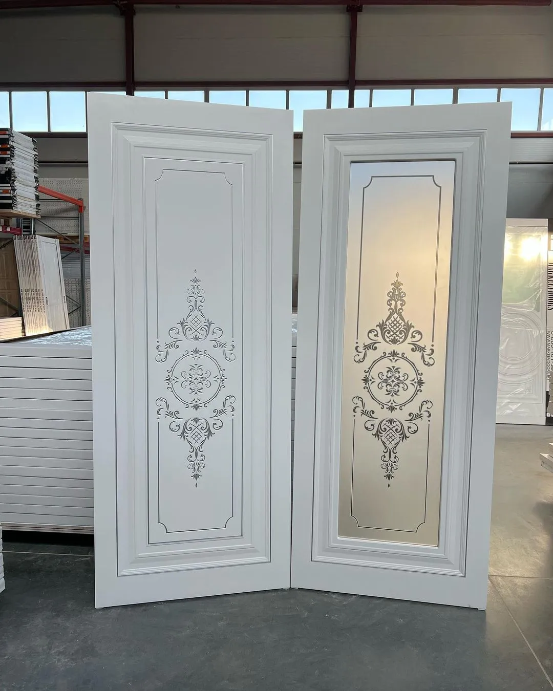 درب لوکس سفید با طراحی کلاسیک و شیشه سندبلاست کد 30563 3 درب لوکس سفید با طراحی کلاسیک و شیشه سندبلاست کد 30563