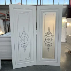 درب لوکس سفید با طراحی کلاسیک و شیشه سندبلاست کد 30563 11 درب لوکس سفید با طراحی کلاسیک و شیشه سندبلاست کد 30563