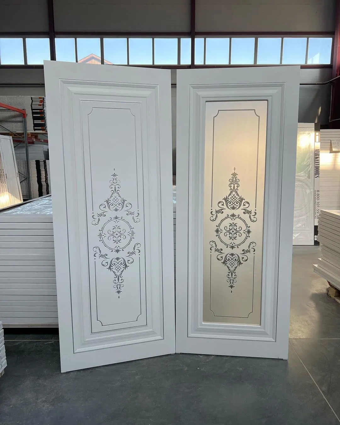 درب لوکس سفید با طراحی کلاسیک و شیشه سندبلاست کد 30563 4 درب لوکس سفید با طراحی کلاسیک و شیشه سندبلاست کد 30563