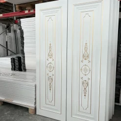 درب لوکس سفید با نقش برجسته طلایی مدل کلاسیک سلطنتی کد 30595