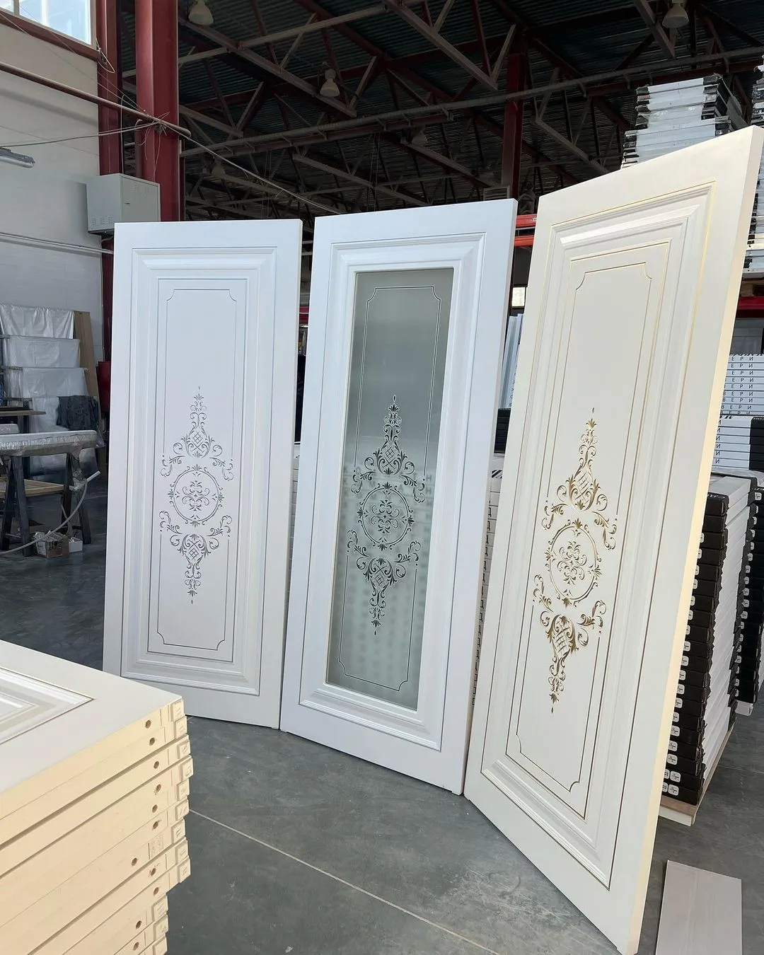 درب لوکس سفید با طراحی کلاسیک و شیشه سندبلاست کد 30563 5 درب لوکس سفید با طراحی کلاسیک و شیشه سندبلاست کد 30563