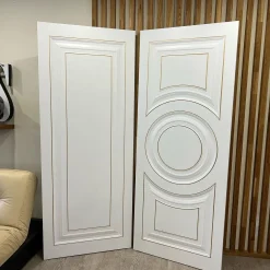 درب لوکس سفید با قاب برجسته و تزئینات طلایی مدل کلاسیک آوان کد 30584 10 رنگ درب داخلی میتواند حس روشنایی و آرامش را در فضا چند برابر کند.