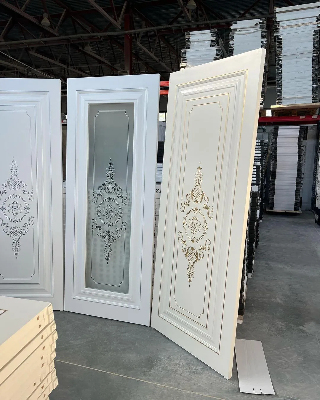 درب لوکس سفید با طراحی کلاسیک و شیشه سندبلاست کد 30563 6 درب لوکس سفید با طراحی کلاسیک و شیشه سندبلاست کد 30563