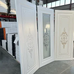 درب لوکس سفید با طراحی کلاسیک و شیشه سندبلاست کد 30563 15 دربهای کشویی یا فریملس برای صرفهجویی در فضا و طراحی مدرن گزینهای عالی هستند.