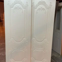 درب چوبی با طرح برجسته