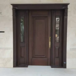 درب چوبی کلاسیک با قاب و ستون جانبی کد 30229